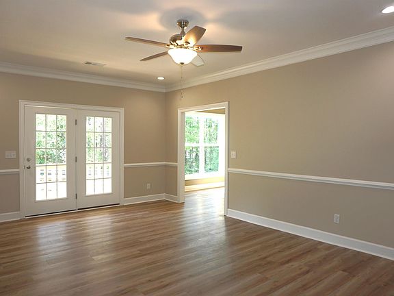4th image of 601 Country Club Rd