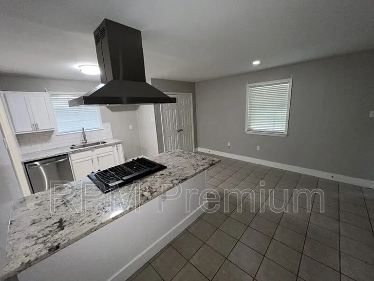 464 Wilton Dr — Photo 10