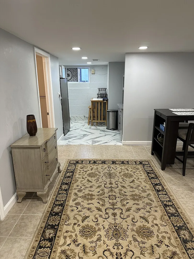 Cozy Modern Fully Renovated and Furnished Apartment - Prime Location! — Photo 3