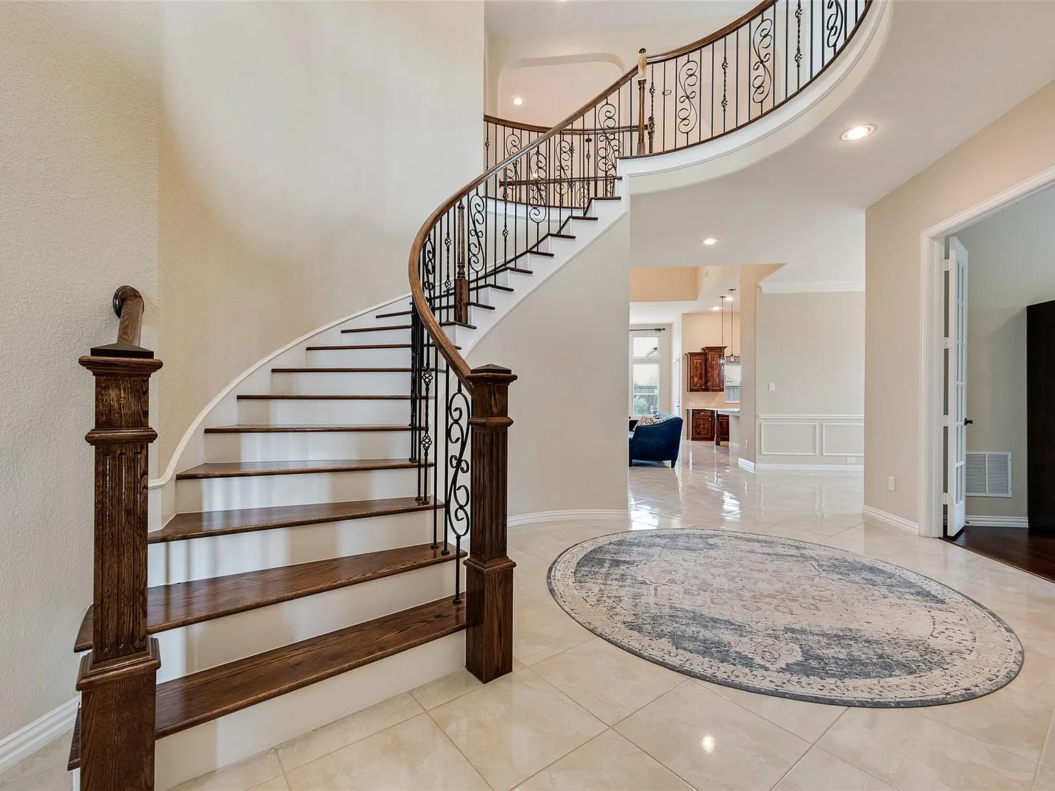 5 bed, 4159 sqft, $6,500 — Photo 3