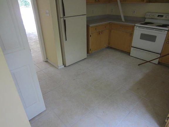 3rd image of 610 Dent St