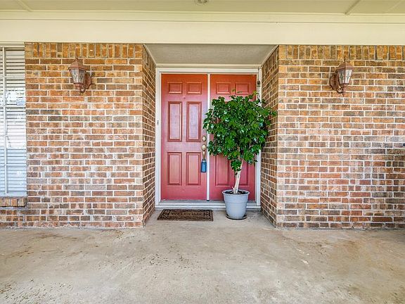 3rd image of 902 Pinehurst Dr