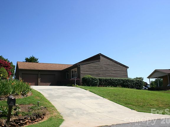 3rd image of 1647 Woodridge Cir