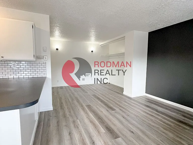 Studio West Apartments — Photo 16
