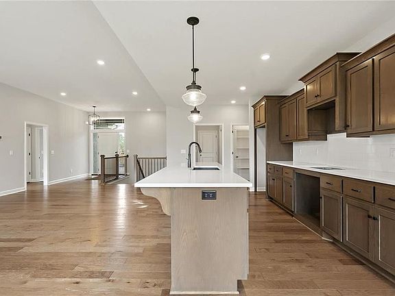 4th image of 113 SE Griffin St