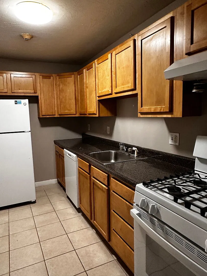 Spacious 2 Bed/1.5 Bath in Cranston! — Photo 1