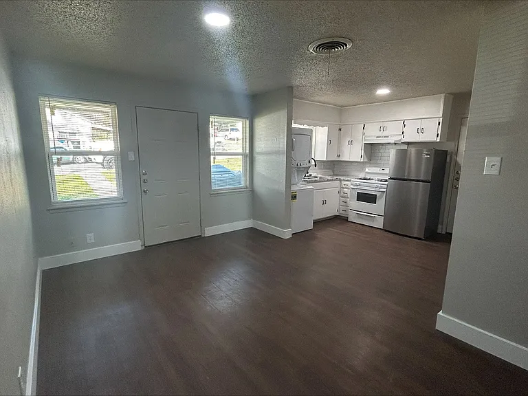 818 W Texas St — Photo 3