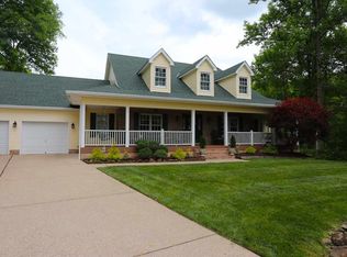 22 Red Bud Ln, Huntington, WV 25701