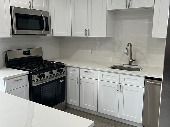4th image of 371 Bolton Rd