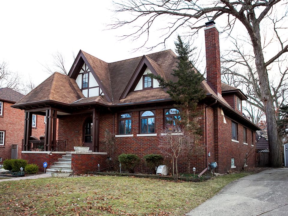 2nd image of 293 W Woodland St