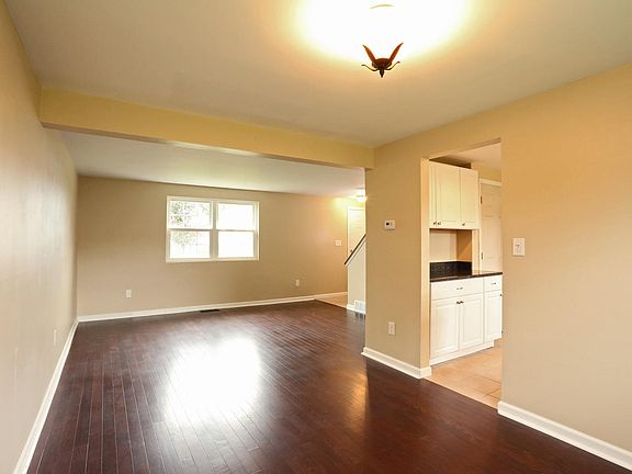 4th image of 140 Crofton Dr