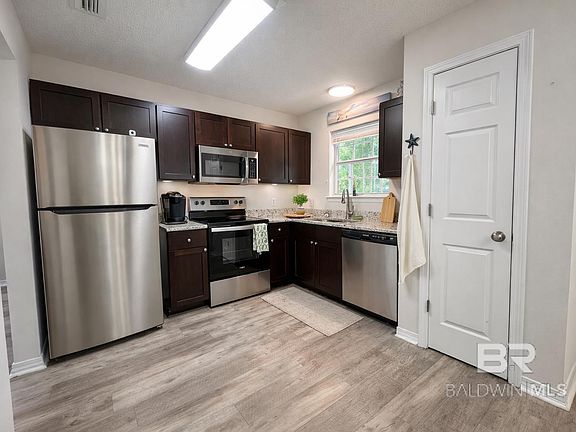 5th image of 214 W Sycamore Ave