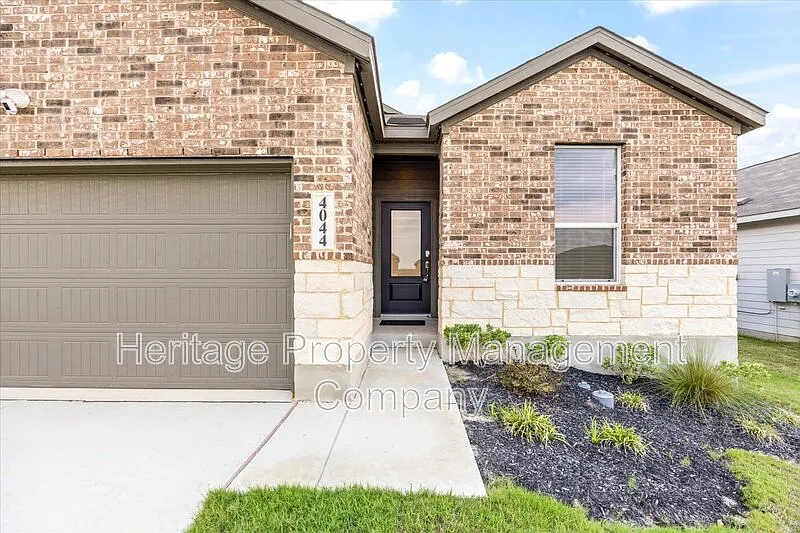 4 bed, 3.0 bath, 2378 sqft, $2,375 — Photo 2