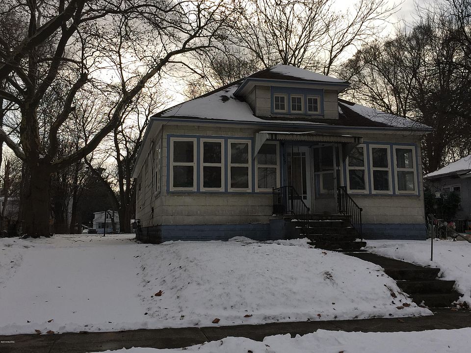 1st image of 829 W Grand Ave