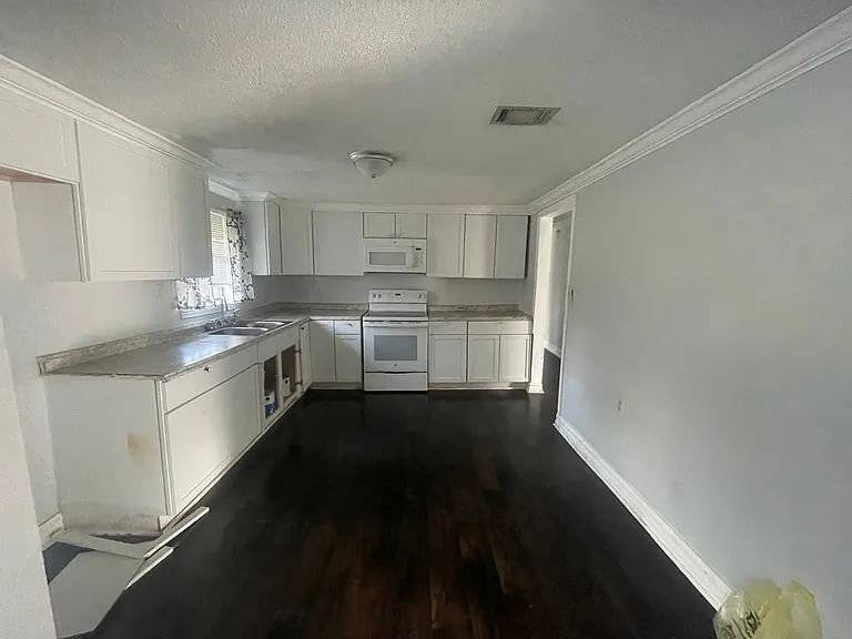 4831 Community Ave — Photo 7