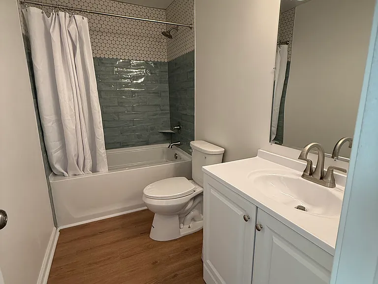 Upstairs Hallway Bathroom