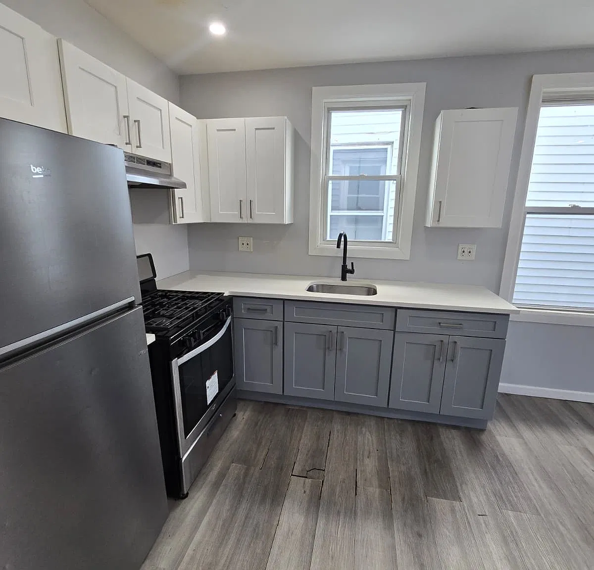 4 bed, $2,500 — Photo 1