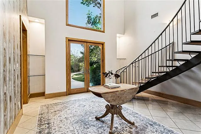 4 bed, 5.0 bath, 4020 sqft, $3,500 — Photo 3