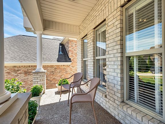 3rd image of 521 Summit Oaks Ct