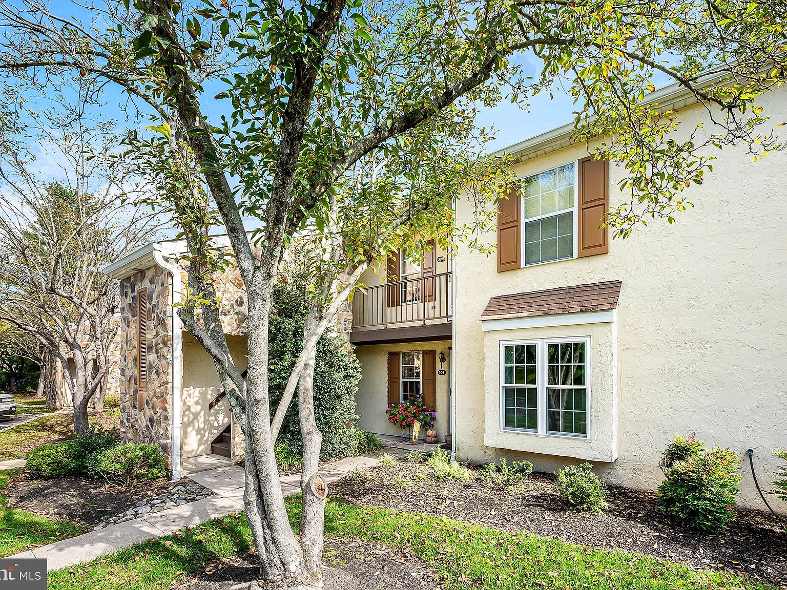 1 bed, 1.0 bath, 1146 sqft, $2,000 — Photo 2