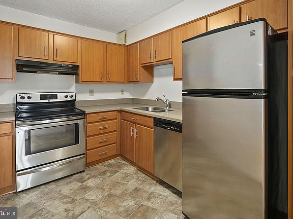 4th image of 1600 N Oak St APT 323