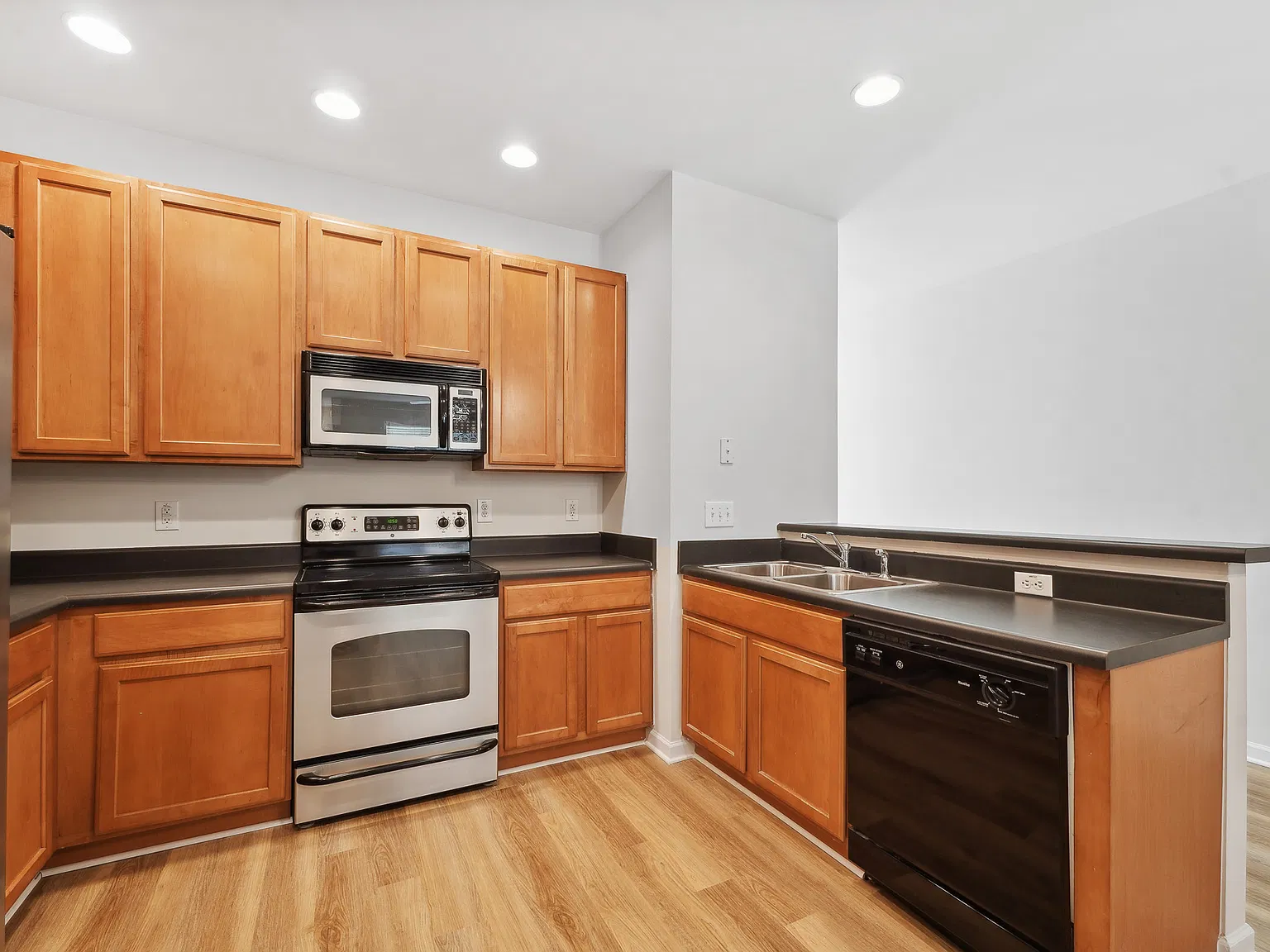 3 bed, 2.5 bath, 1445 sqft, $1,825 — Photo 4