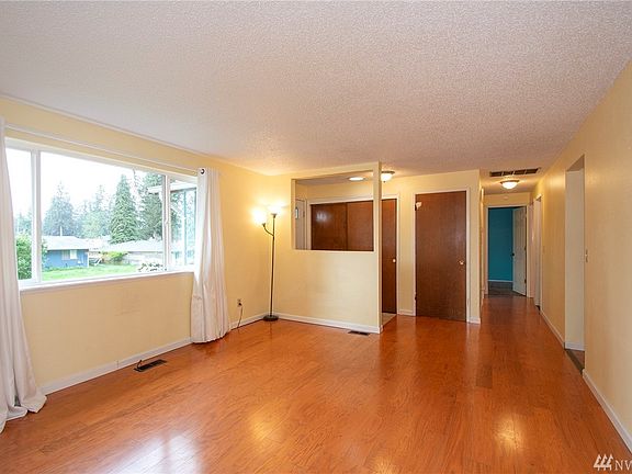 5th image of 19308 Crescent Dr E