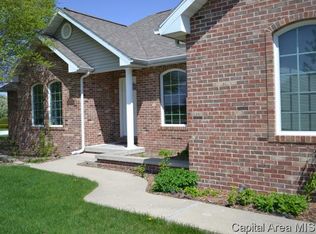 102 Pebble Ln, Jacksonville, IL 62650