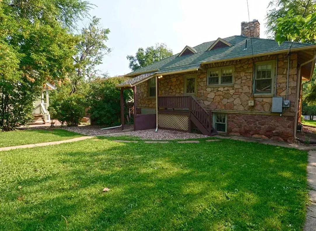 843 17th St - B — Photo 2