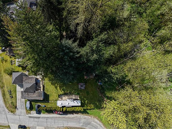 4th image of 1110 Laramee Rd