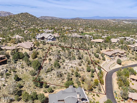3rd image of 710 Woodridge Ln