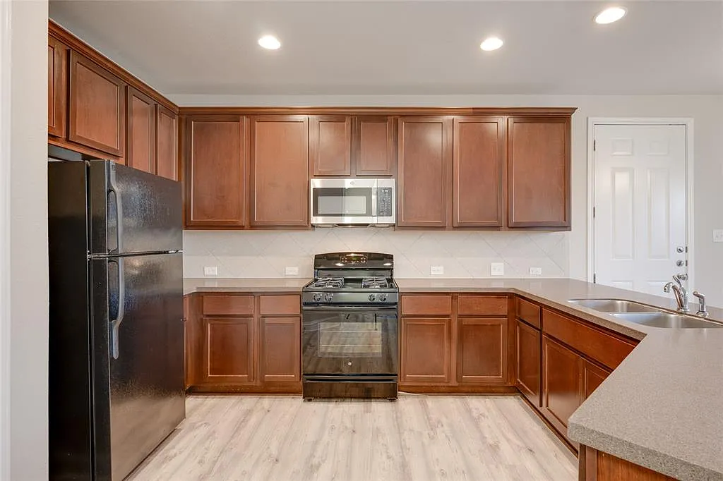 3 bed, 1410 sqft, $2,000 — Photo 2