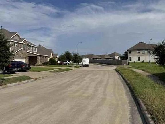 Exterior Neighborhood (street photo)