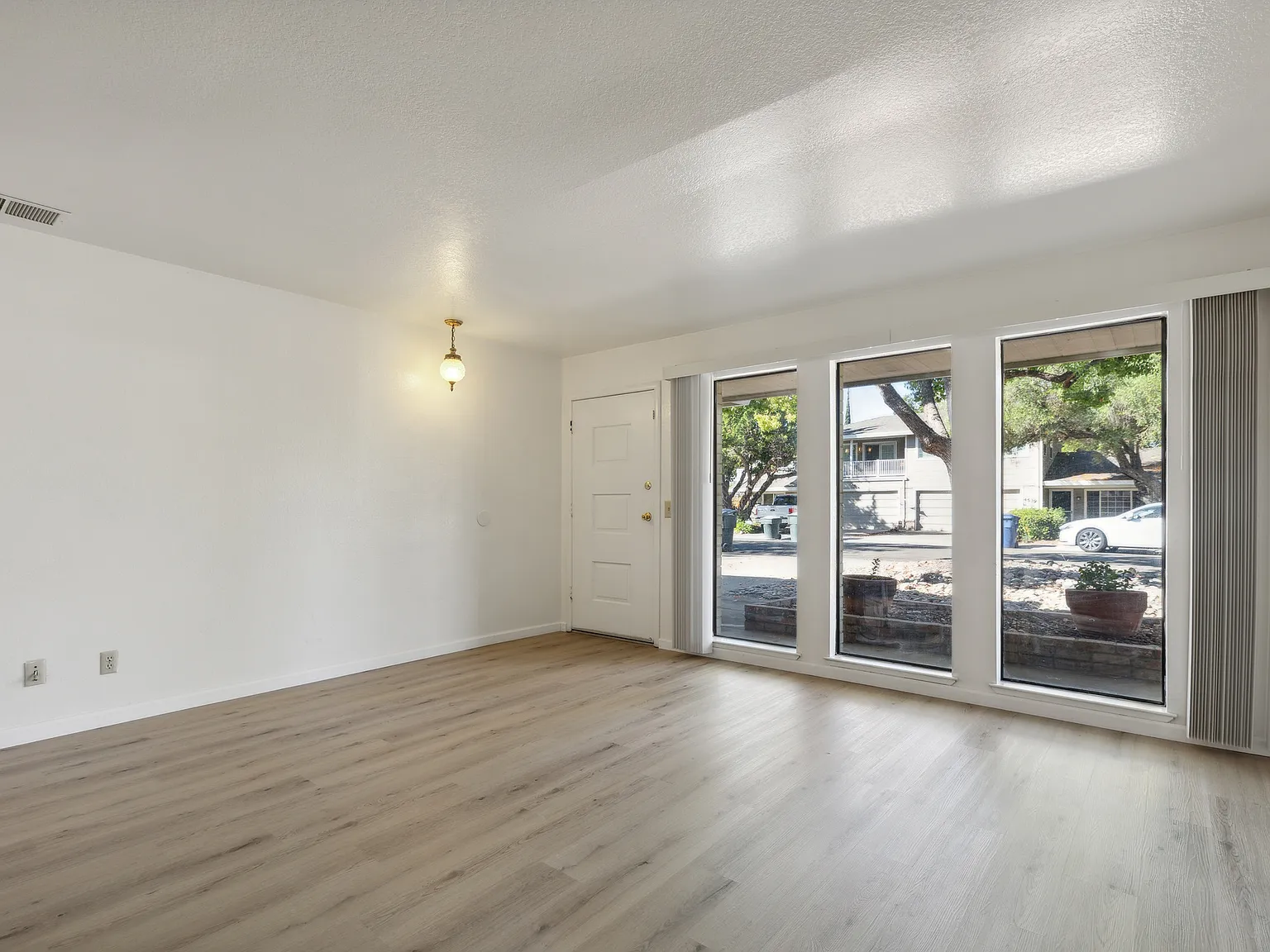 3 bed, 1250 sqft, $2,495 — Photo 2