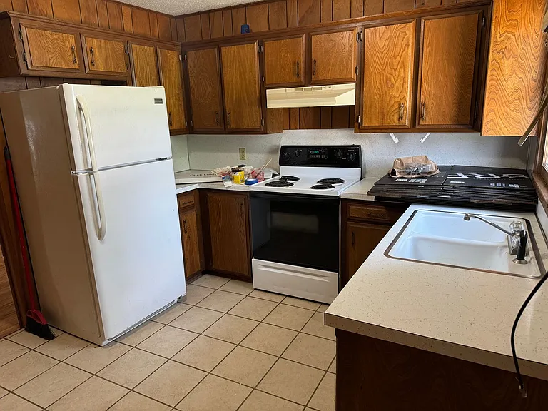 1009 W Broadway St — Photo 2