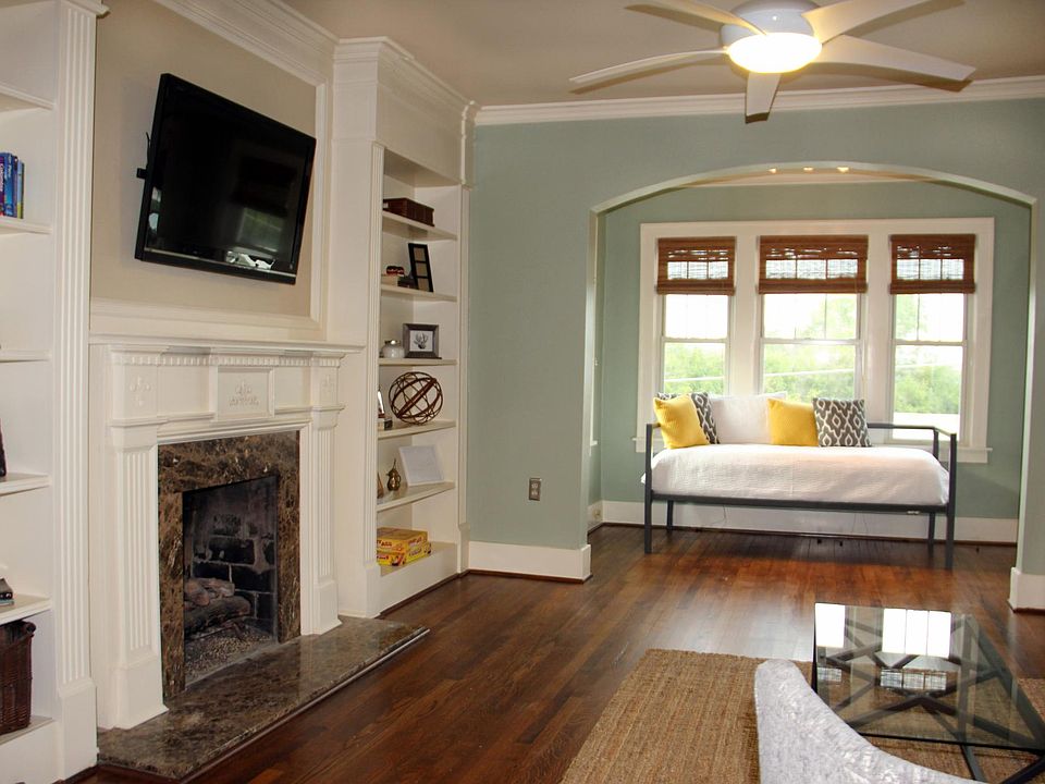 Looking into the sunny alcove - with comfortable pillowtop daybed - from the living room