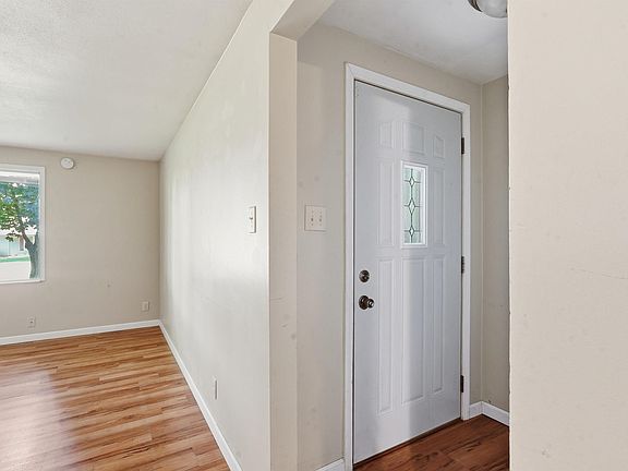 3rd image of 606 W Elm St
