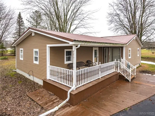 2876 Drum Rd, Middleport, NY 14105