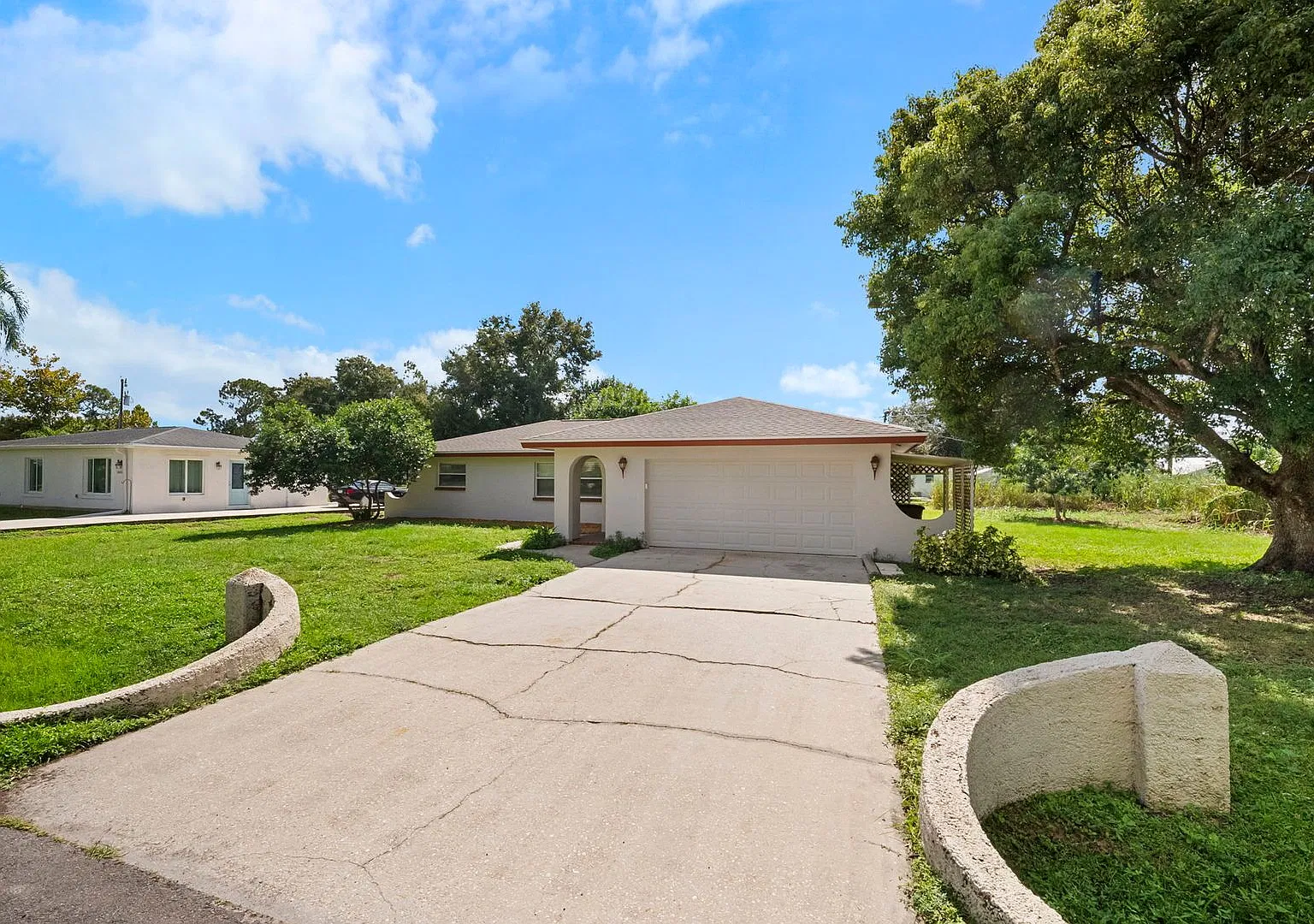 Stunning 3 bedroom 2 bathroom SFH in Fort Myers shores — Photo 2