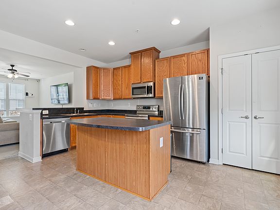 4th image of 583 Fox River Hills Way