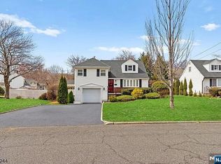 127 Village Cir E, Paramus, NJ 07652