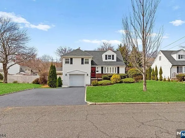 127 Village Cir E, Paramus, NJ 07652
