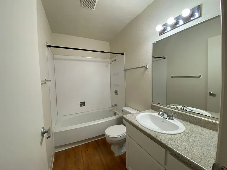 Eastlake Apartments — Photo 8