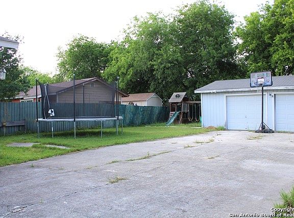 5th image of 411 Clovis Pl