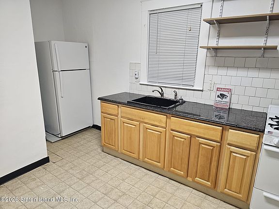 4th image of 176 Dubois Ave Floor 1