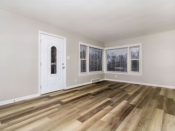 4th image of 6 Henrick Dr
