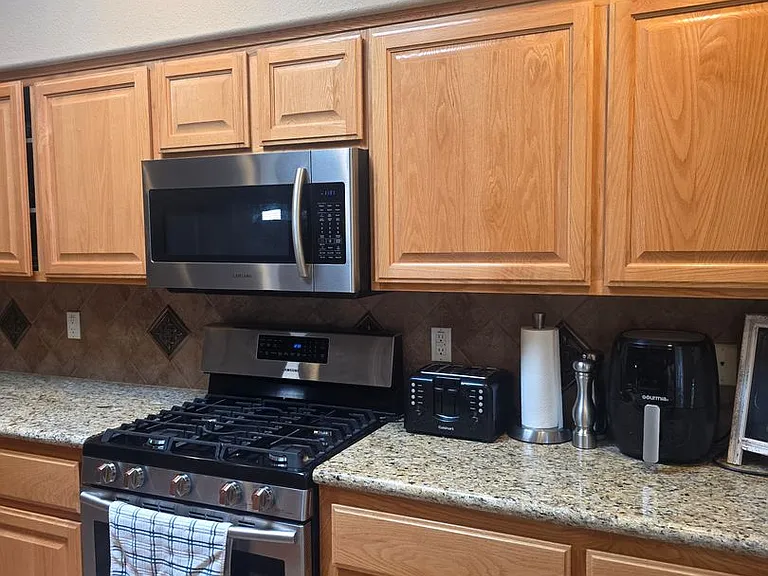 2121 E Desert Lakes Dr — Photo 12