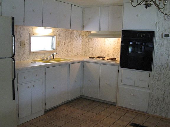 3rd image of 2603 Leisure Ln