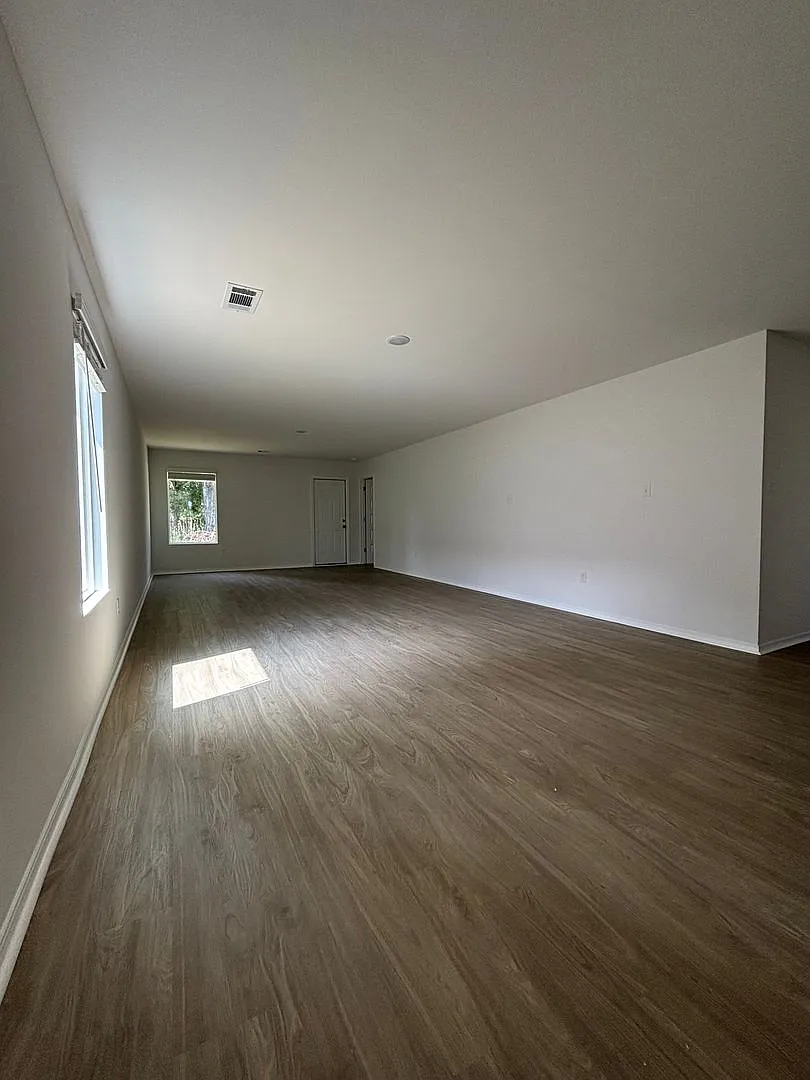 Single-Story 4BR Home with Spacious Layout — Photo 4