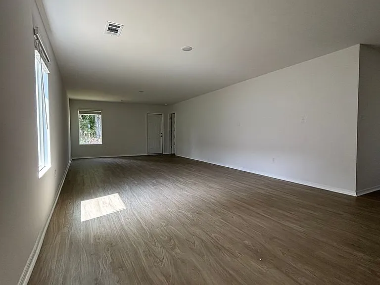 350 Moonlight Graham Blvd — Photo 4